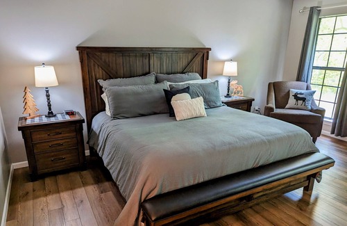 Table Rock Condo | Premium Lakefront Pet Friendly ~ Indoor/Outdoor Pools ~ Hot Tub ~ Trout Fishing