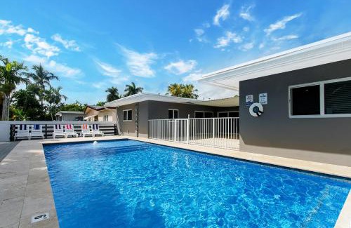 Hollywood Lakes House | Premium Luxury 5BR & 3BA Villa near Hollywood Beach