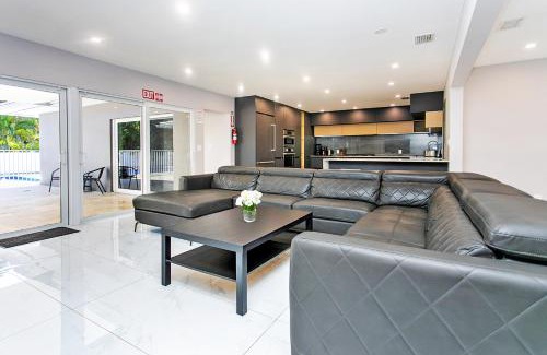 Hollywood Lakes House | Premium Luxury 5BR & 3BA Villa near Hollywood Beach