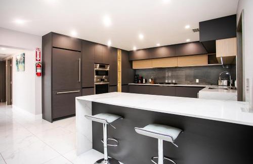 Hollywood Lakes House | Premium Luxury 5BR & 3BA Villa near Hollywood Beach