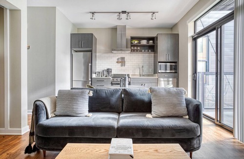 Mount Vernon Triangle Apartment | Premium Mt Vernon 1BR, w/Gym, W/D & Roof Deck, near Metro, by Blueground