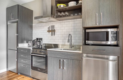 Mount Vernon Triangle Apartment | Premium Mt Vernon 1BR, w/Gym, W/D & Roof Deck, near Metro, by Blueground
