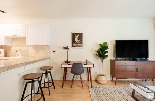 University South Apartment | Premium Palo Alto 1BR w/Patio, close to Restaurants, by Blueground