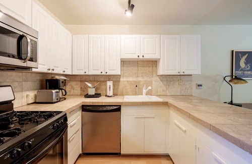 University South Apartment | Premium Palo Alto 1BR w/Patio, close to Restaurants, by Blueground