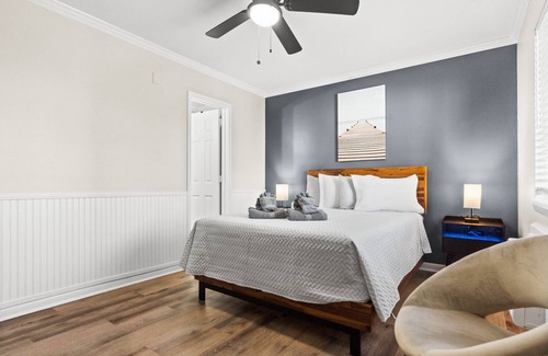 Carolina Beach Hotel | Premium Queen Room Hotel- 2 Pools, Near Beach/Boardwalk, Pets not Allowed