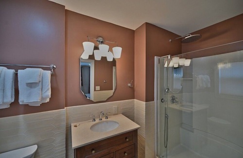 Milford House | Premium Queen, Tom Quick Inn, On-site Bar, Walking Distance to Sights