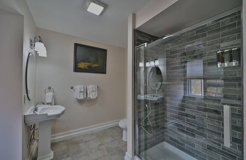 Milford House | Premium Queen, Tom Quick Inn, On-site Bar, Walking Distance to Sights