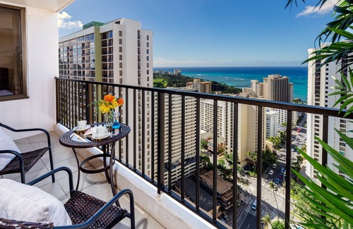 Waikiki Apartment | Premium Remodeled Condo in Waikiki with 2 Beds and Parking