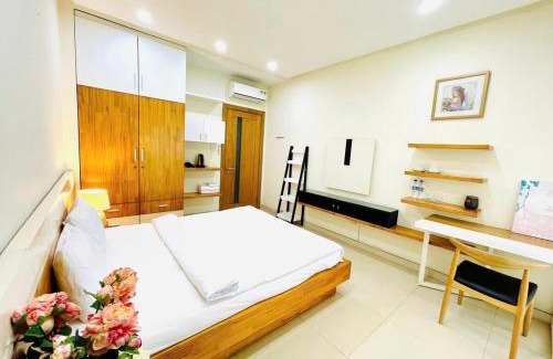 Tan Thuan Dong Apartment | Premium Room with Balcony - Free Pick Up Airport and laundry