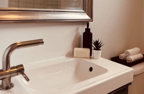 Hull Apartment | Premium Suite Downtown