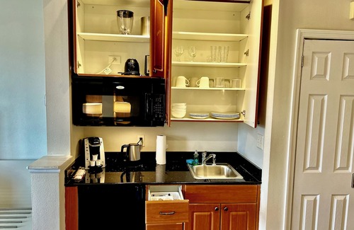 Florida Center Resort | Premium Universal Studios King Bed Resort Studio Free Parking Kitchenette 507H