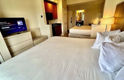 Florida Center Resort | Premium Universal Studios King Bed Resort Studio Free Parking Kitchenette 507H