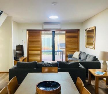 Broadwater Resort | Presidential Bungalow
