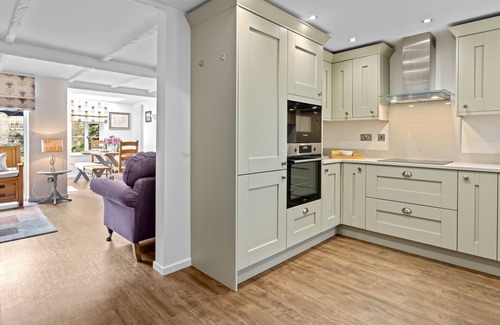 Cheltenham Cottage | Prestbury Stables, Cheltenham - sleeps 4 guests in 3 bedrooms