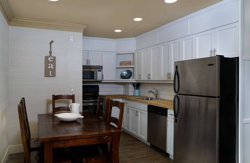 Downtown Kelowna Hotel | Prestige Beach House, WorldHotels Crafted