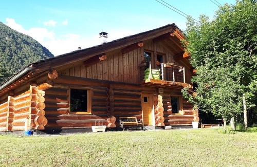 Seez Ski Chalet | Pretty chalet in a wooded garden