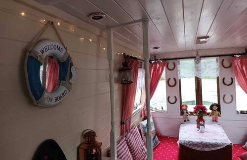 Llandrindod Wells RV Rental | Pretty & Cosy Boat in Stunning Valley View, Wales