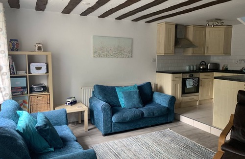 Ivybridge Cottage | Pretty cottage sleeps 5 in country estate close to beaches with heated pools
