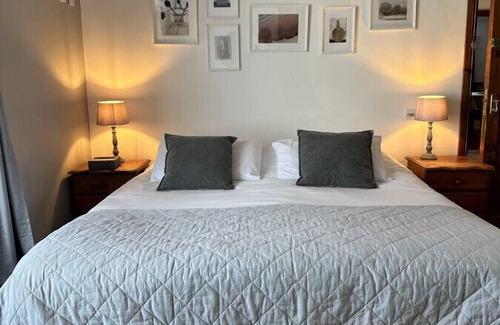 Malahide House | Pretty double room in a cozy Guest House, close to Malahide Castle and Dublin Airport