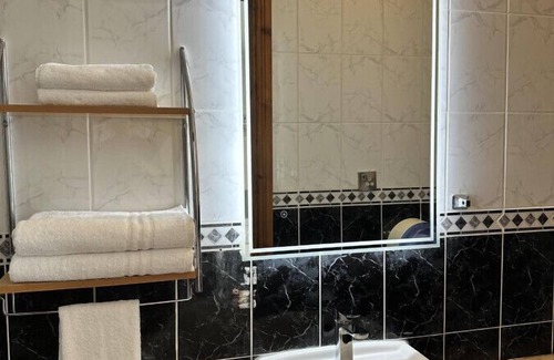 Malahide House | Pretty double room in a cozy Guest House, close to Malahide Castle and Dublin Airport
