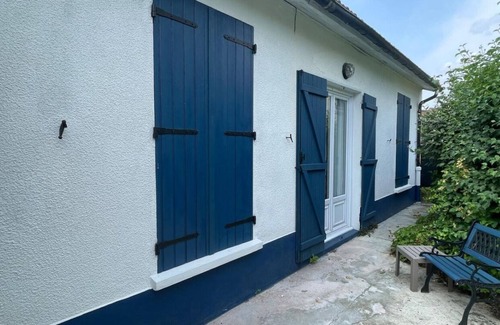 Pontault-Combault House | Pretty house with blue shutters