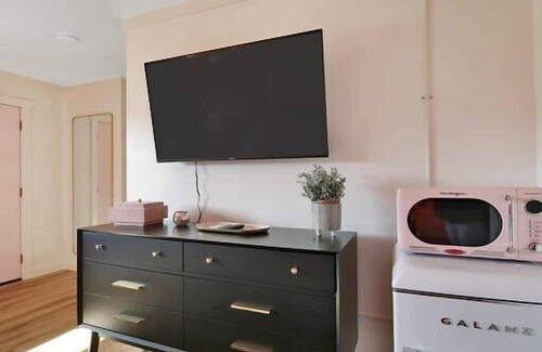 Trenton Hotel | Pretty N Pink Room #5- 1960 Retro Motel