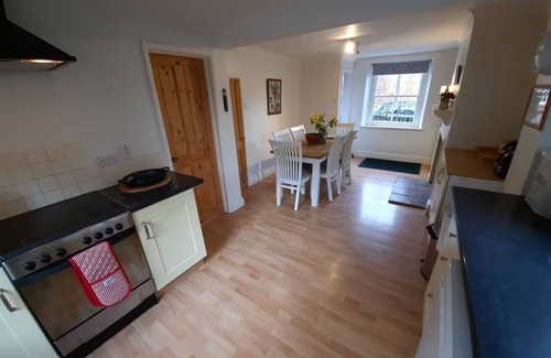 Docking Cottage | Pretty Norfolk Cottage 5 min drive to the beach and 5 min walk to the pub!