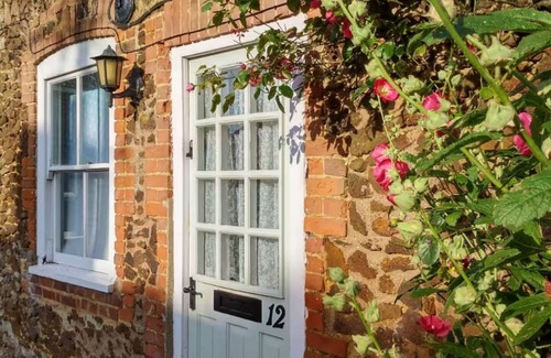Docking Cottage | Pretty Norfolk Cottage 5 min drive to the beach and 5 min walk to the pub!