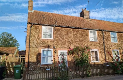 Docking Cottage | Pretty Norfolk Cottage 5 min drive to the beach and 5 min walk to the pub!