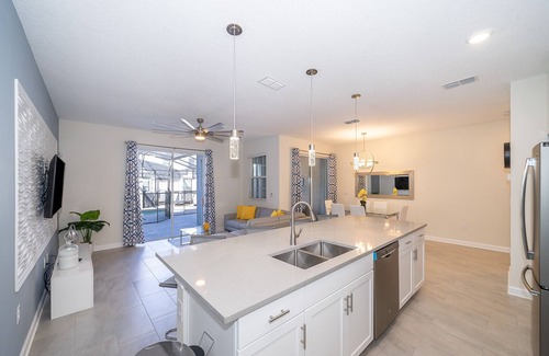 Kissimmee Ski Chalet | Pretty Townhouse 4Bed/3Bath/Pool/5Min Disney