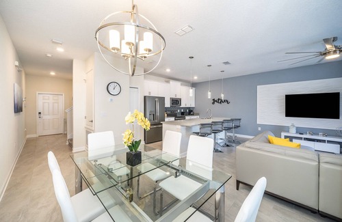 Kissimmee Ski Chalet | Pretty Townhouse 4Bed/3Bath/Pool/5Min Disney