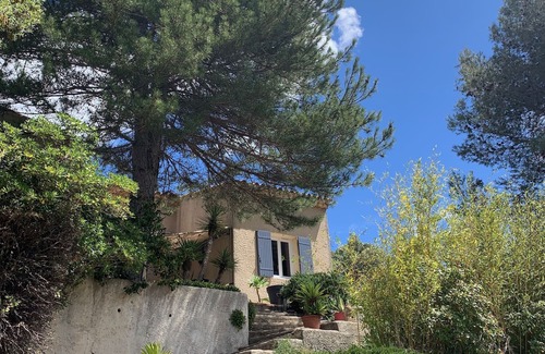 Tavel Villa | Pretty villa near Avignon and the Pont du Gard with a view of the village of Tavel