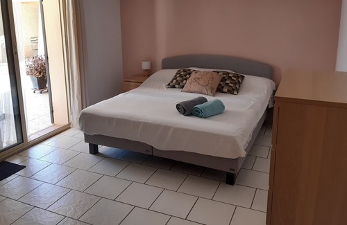 Pelissanne Villa | Pretty villa with swimming pool and garden