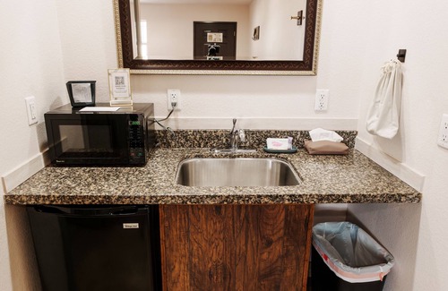 Waukesha Hotel | Price Pointe Inn