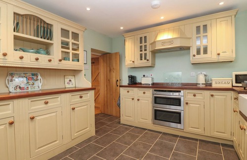 Denbigh Cottage | PRIDDBWLL, pet friendly, character holiday cottage in Llansannan