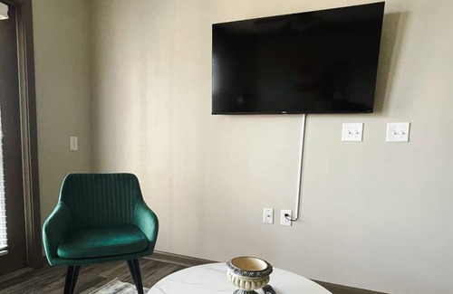 Ferndale Apartment | Prime 1BD/1BA w/Balcony + Gym - Little Rock