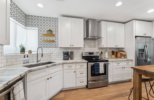 Wilshire Terrace House | Prime Arcadia House with Pool and close to Restaurants + Shopping