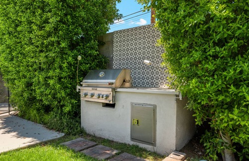 Wilshire Terrace House | Prime Arcadia House with Pool and close to Restaurants + Shopping