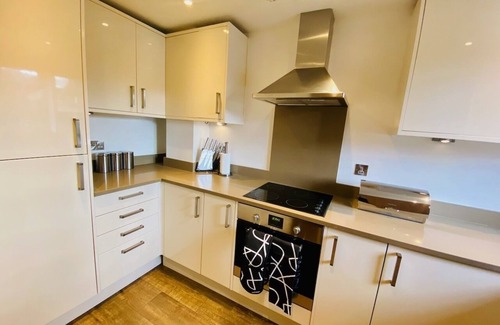Bisley House | Prime Comfort for Contractors and Relocations!