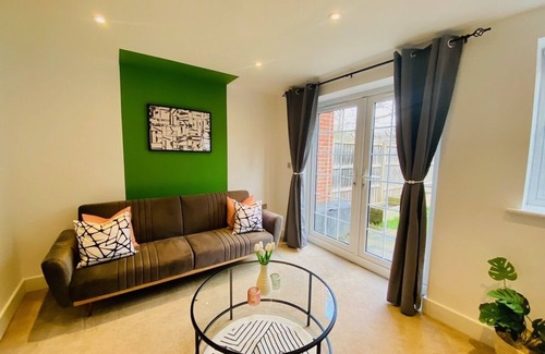 Bisley House | Prime Comfort for Contractors and Relocations!