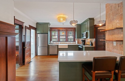Downtown Vancouver House | Prime Downtown Location - Family Friendly