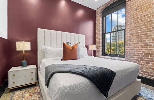 Faubourg Lafayette Hotel | Prime Downtown Rooftop Pool Gym Gameroom
