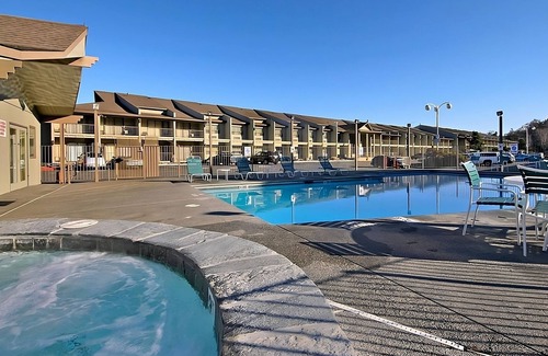 Port Angeles Hotel | Prime Location! 2 Relaxing Units, Pool, Pets Allowed, Near Ted's Tree Park!