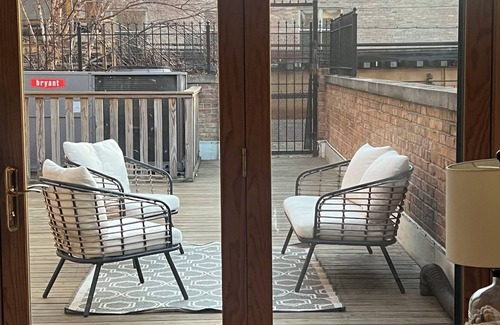 Wicker Park Apartment | Prime Location! 3-bedroom apartment, plus OFFICE Den in vibrant Wicker Park