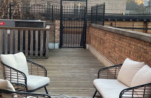 Wicker Park Apartment | Prime Location! 3-bedroom apartment, plus OFFICE Den in vibrant Wicker Park