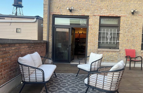 Wicker Park Apartment | Prime Location! 3-bedroom apartment, plus OFFICE Den in vibrant Wicker Park