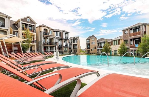 Vickery Meadow House | Prime Location - 3BR Luxury Home - Pool, BBQ!