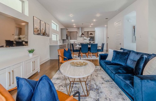 Vickery Meadow House | Prime Location - 3BR Luxury Home - Pool, BBQ!