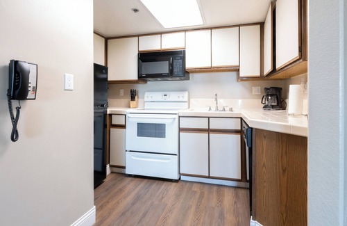 Capistrano Beach Hotel | Prime Location! 4 Beachfront Units w/Kitchen! Free Parking, Onsite Pool!