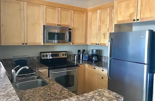 University City Condo | Prime Location, 5 minutes to the beach, UCSD, Hospitals, UTC mall